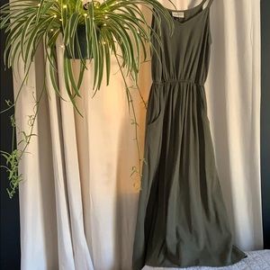 Olive green maxi dress. WITH POCKETS
